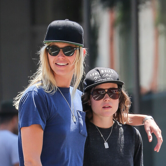 Ellen Page se promène avec sa petite-amie Samantha Thomas à New York, le 3 août 2015.