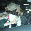 Ellen Page retrouve sa chérie Samantha Thomas et l'embrasse à son arrivé à l'aéroport de Los Angeles, le 10 avril 2016. 
