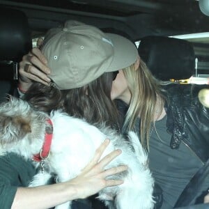 Ellen Page retrouve sa chérie Samantha Thomas et l'embrasse à son arrivé à l'aéroport de Los Angeles, le 10 avril 2016. 