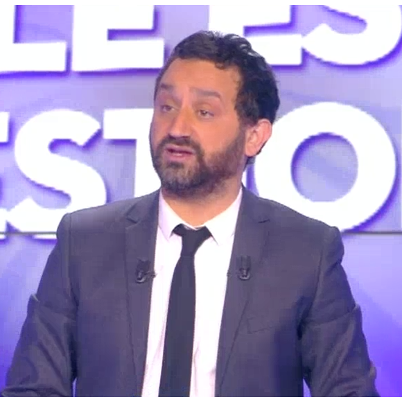 L'animateur Cyril Hanouna donne des nouvelles de Bertrand Chameroy dans l'émission "Touche pas à mon poste" sur D8, le 11 avril 2016. 