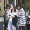 Exclusif - La fille de Michael Jackson, Paris Jackson attend en fumant une cigarette une table pour déjeuner avec des amies au restaurant à Los Angeles, le 16 janvier 2016.