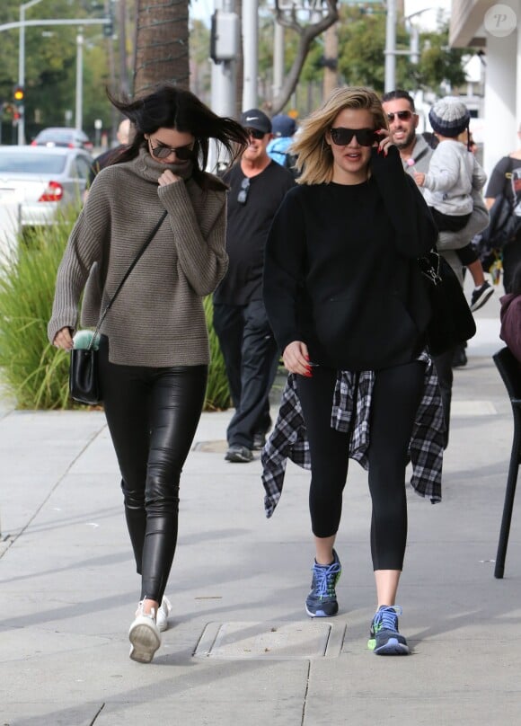 Khloe Kardashian va déjeuner au restaurant avec Kendall Jenner à Beverly Hills, le 20 décembre 2015.