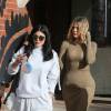 Kourtney et Khloe Kardashian vont déjeuner avec leur soeur Kylie Jenner au restaurant Health Nut après le tournage de l'émission l'incroyable famille kardashian. Elles ont décoré sa voiture de ballons imprimés de photos à son effigie à Woodland Hills le 22 janvier 2016.
