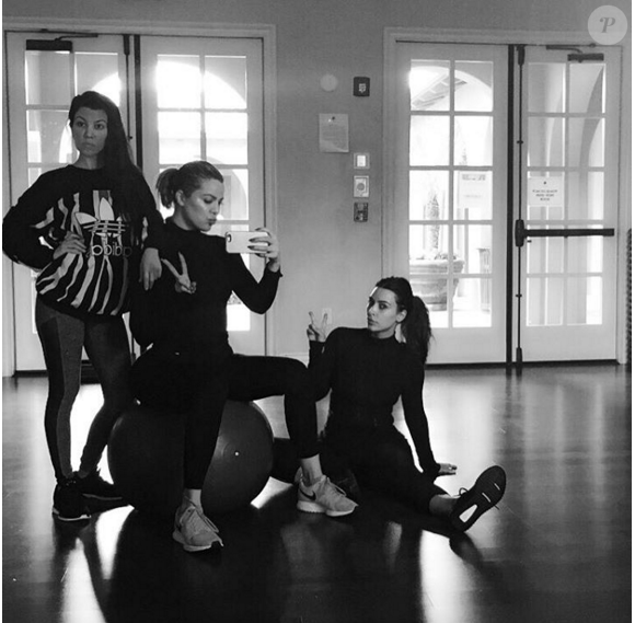 Khloé Kardashian a publié une photo d'elle avec ses Khloé et Kourtney sur sa page Instagram, le 11 avril 2016.