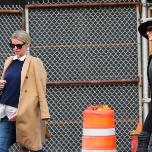 Paris Hilton et sa soeur Nicky Hilton, enceinte, se promènent dans le quartier de SoHo à New York, le 11 avril 2016.