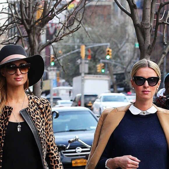 Paris Hilton et sa soeur Nicky Hilton, enceinte, se promènent dans le quartier de SoHo à New York, le 11 avril 2016.
