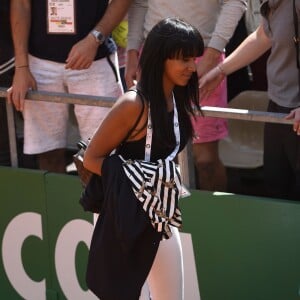 Shy'm a encouragé son compagnon Benoît Paire lors de son match du deuxième tour contre Joao Sousa au Monte-Carlo Rolex Masters le 13 avril 2016, avant de descendre acrobatiquement sur le terrain pour le féliciter après sa victoire.