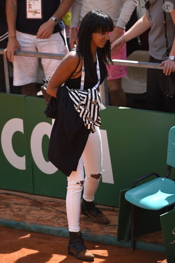Shy'm a encouragé son compagnon Benoît Paire lors de son match du deuxième tour contre Joao Sousa au Monte-Carlo Rolex Masters le 13 avril 2016, avant de descendre acrobatiquement sur le terrain pour le féliciter après sa victoire.
