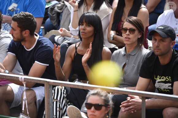 Shy'm a encouragé son compagnon Benoît Paire lors de son match du deuxième tour contre Joao Sousa au Monte-Carlo Rolex Masters le 13 avril 2016, avant de descendre acrobatiquement sur le terrain pour le féliciter après sa victoire.