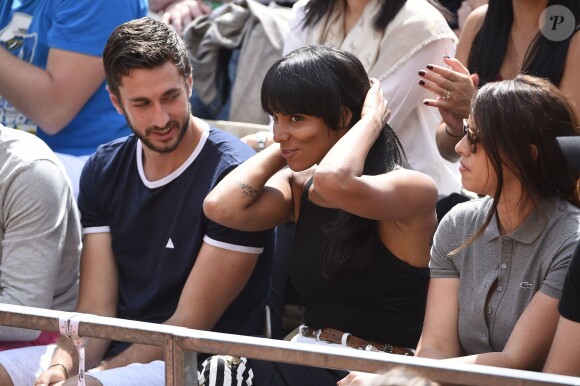 Shy'm a encouragé son compagnon Benoît Paire lors de son match du deuxième tour contre Joao Sousa au Monte-Carlo Rolex Masters le 13 avril 2016, avant de descendre acrobatiquement sur le terrain pour le féliciter après sa victoire.