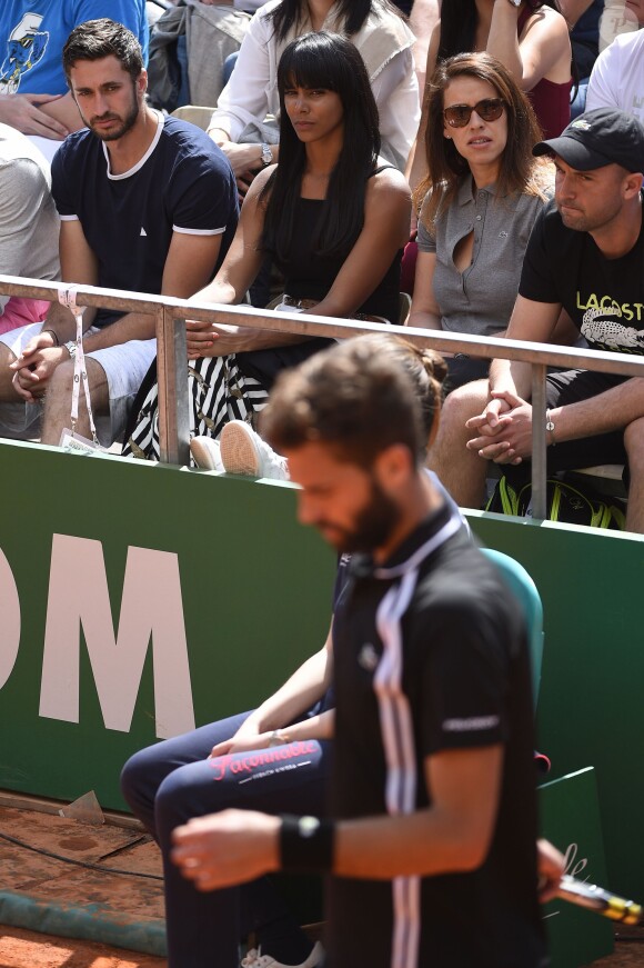 Shy'm a encouragé son compagnon Benoît Paire lors de son match du deuxième tour contre Joao Sousa au Monte-Carlo Rolex Masters le 13 avril 2016, avant de descendre acrobatiquement sur le terrain pour le féliciter après sa victoire.