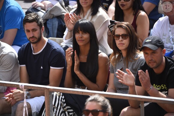 Shy'm a encouragé son compagnon Benoît Paire lors de son match du deuxième tour contre Joao Sousa au Monte-Carlo Rolex Masters le 13 avril 2016, avant de descendre acrobatiquement sur le terrain pour le féliciter après sa victoire.