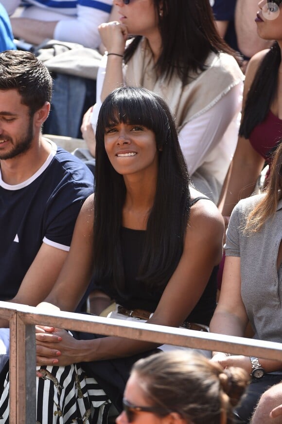 Shy'm a encouragé son compagnon Benoît Paire lors de son match du deuxième tour contre Joao Sousa au Monte-Carlo Rolex Masters le 13 avril 2016, avant de descendre acrobatiquement sur le terrain pour le féliciter après sa victoire.