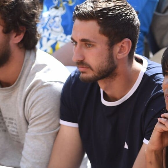 Shy'm a encouragé son compagnon Benoît Paire lors de son match du deuxième tour contre Joao Sousa au Monte-Carlo Rolex Masters le 13 avril 2016, avant de descendre acrobatiquement sur le terrain pour le féliciter après sa victoire.