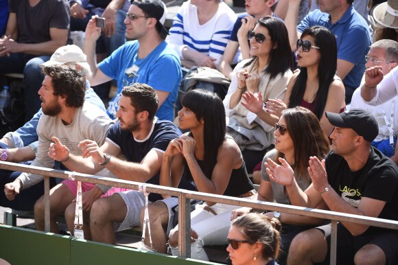 Shy'm a encouragé son compagnon Benoît Paire lors de son match du deuxième tour contre Joao Sousa au Monte-Carlo Rolex Masters le 13 avril 2016, avant de descendre acrobatiquement sur le terrain pour le féliciter après sa victoire.