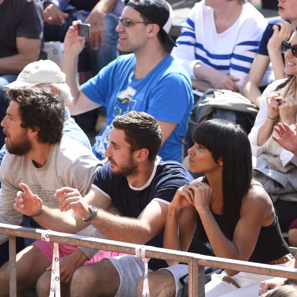 Shy'm a encouragé son compagnon Benoît Paire lors de son match du deuxième tour contre Joao Sousa au Monte-Carlo Rolex Masters le 13 avril 2016, avant de descendre acrobatiquement sur le terrain pour le féliciter après sa victoire.