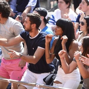 Shy'm a encouragé son compagnon Benoît Paire lors de son match du deuxième tour contre Joao Sousa au Monte-Carlo Rolex Masters le 13 avril 2016, avant de descendre acrobatiquement sur le terrain pour le féliciter après sa victoire.