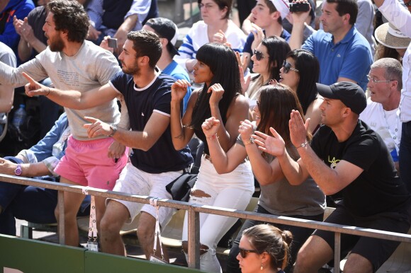 Shy'm a encouragé son compagnon Benoît Paire lors de son match du deuxième tour contre Joao Sousa au Monte-Carlo Rolex Masters le 13 avril 2016, avant de descendre acrobatiquement sur le terrain pour le féliciter après sa victoire.