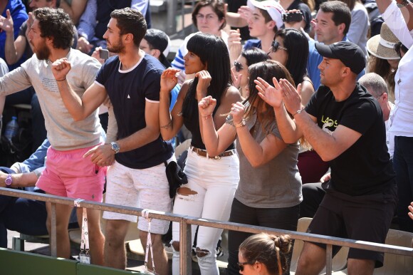 Shy'm a encouragé son compagnon Benoît Paire lors de son match du deuxième tour contre Joao Sousa au Monte-Carlo Rolex Masters le 13 avril 2016, avant de descendre acrobatiquement sur le terrain pour le féliciter après sa victoire.