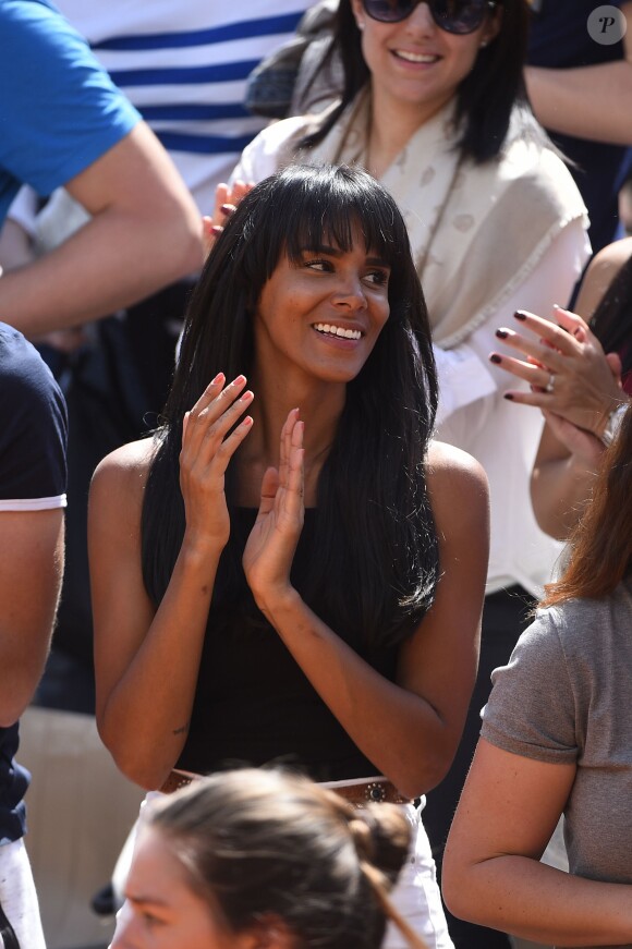 Shy'm a encouragé son compagnon Benoît Paire lors de son match du deuxième tour contre Joao Sousa au Monte-Carlo Rolex Masters le 13 avril 2016, avant de descendre acrobatiquement sur le terrain pour le féliciter après sa victoire.