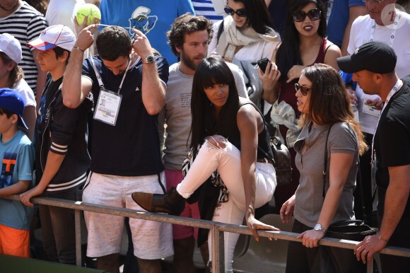 Shy'm a encouragé son compagnon Benoît Paire lors de son match du deuxième tour contre Joao Sousa au Monte-Carlo Rolex Masters le 13 avril 2016, avant de descendre acrobatiquement sur le terrain pour le féliciter après sa victoire.