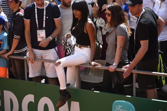 Shy'm a encouragé son compagnon Benoît Paire lors de son match du deuxième tour contre Joao Sousa au Monte-Carlo Rolex Masters le 13 avril 2016, avant de descendre acrobatiquement sur le terrain pour le féliciter après sa victoire.