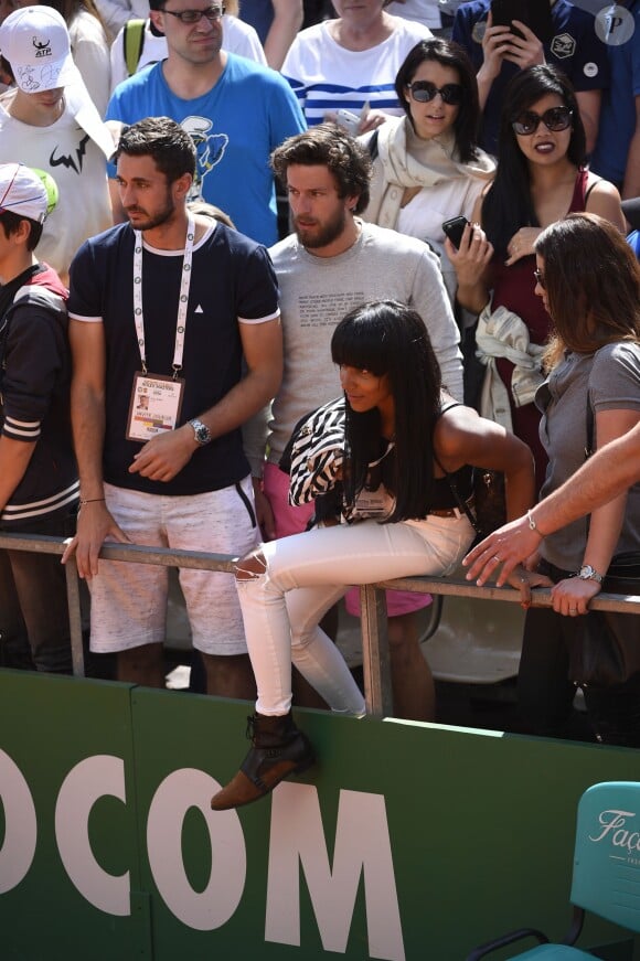 Shy'm a encouragé son compagnon Benoît Paire lors de son match du deuxième tour contre Joao Sousa au Monte-Carlo Rolex Masters le 13 avril 2016, avant de descendre acrobatiquement sur le terrain pour le féliciter après sa victoire.