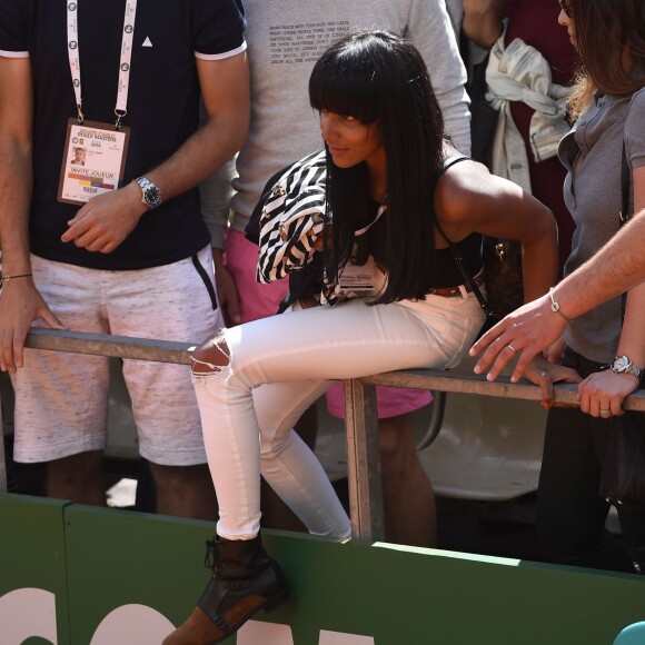 Shy'm a encouragé son compagnon Benoît Paire lors de son match du deuxième tour contre Joao Sousa au Monte-Carlo Rolex Masters le 13 avril 2016, avant de descendre acrobatiquement sur le terrain pour le féliciter après sa victoire.