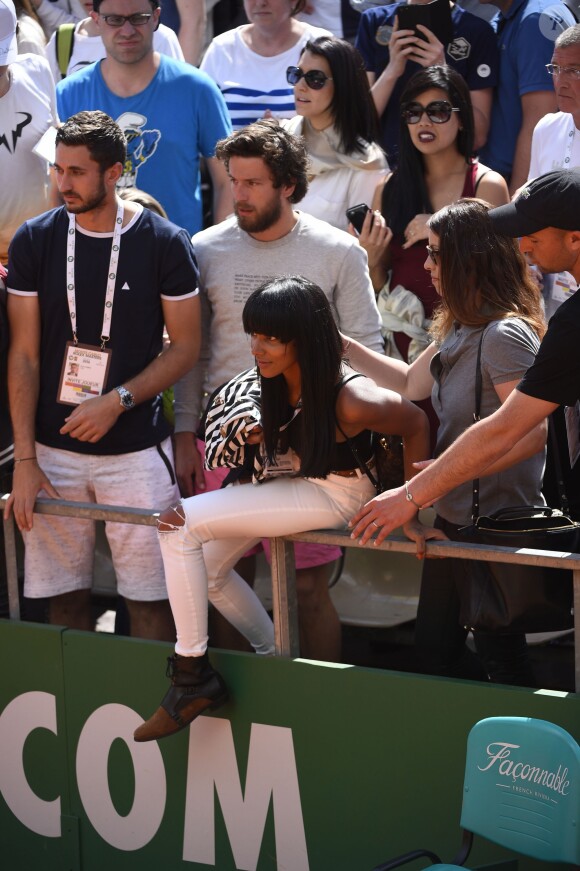Shy'm a encouragé son compagnon Benoît Paire lors de son match du deuxième tour contre Joao Sousa au Monte-Carlo Rolex Masters le 13 avril 2016, avant de descendre acrobatiquement sur le terrain pour le féliciter après sa victoire.