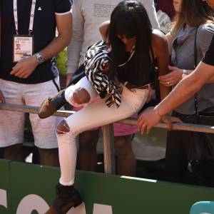 Shy'm a encouragé son compagnon Benoît Paire lors de son match du deuxième tour contre Joao Sousa au Monte-Carlo Rolex Masters le 13 avril 2016, avant de descendre acrobatiquement sur le terrain pour le féliciter après sa victoire.