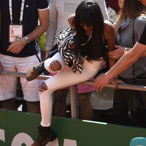 Shy'm a encouragé son compagnon Benoît Paire lors de son match du deuxième tour contre Joao Sousa au Monte-Carlo Rolex Masters le 13 avril 2016, avant de descendre acrobatiquement sur le terrain pour le féliciter après sa victoire.