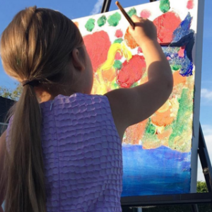 Victoria Beckham a publié une photo de sa fille Harper en train de peindre sur sa page Instagram, au mois d'avril 2016.