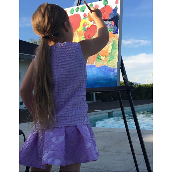 Victoria Beckham a publié une photo de sa fille Harper en train de peindre sur sa page Instagram, au mois d'avril 2016.