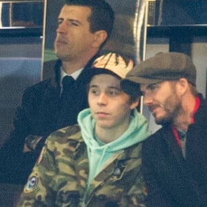 David Beckham et son fils Brooklyn au match des 1/8 de finale de la Ligue Champions entre Chelsea et le PSG à Londres le 9 mars 2016. Le PSG à battu Chelsea sur le score de 2-1 et se qualifie pour les quarts de final de la League des Champion. © Pierre Perusseau/Bestimage