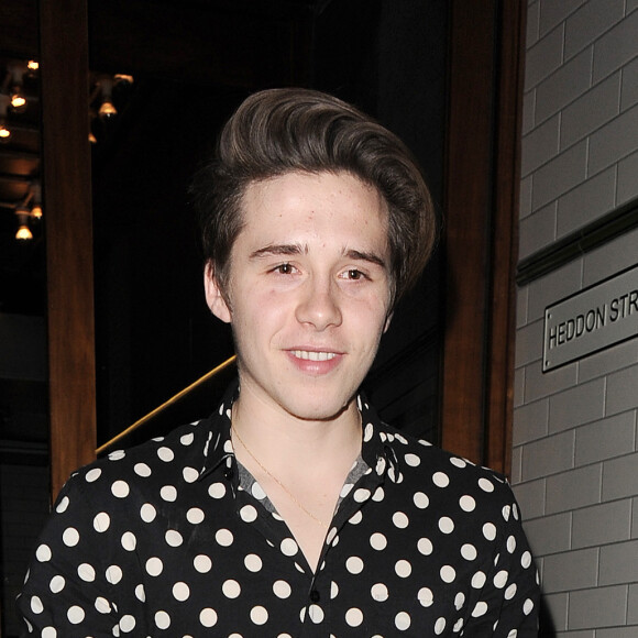 Brooklyn Beckham boit un verre au Heddon Street Kitchen avec deux amies après avoir fêté ses 17 ans avec sa famille au restaurant sexy fish à Londres le 4 mars 2016.