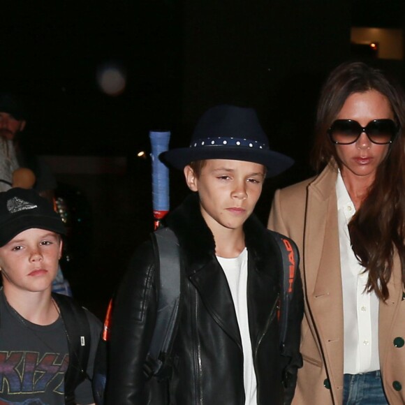David et Victoria Beckham arrivent à l'aéroport de LAX avec leurs enfants Brooklyn, Romeo, Harper et Cruz à Los Angeles pour prendre l'avion, le 31 octobre 2015