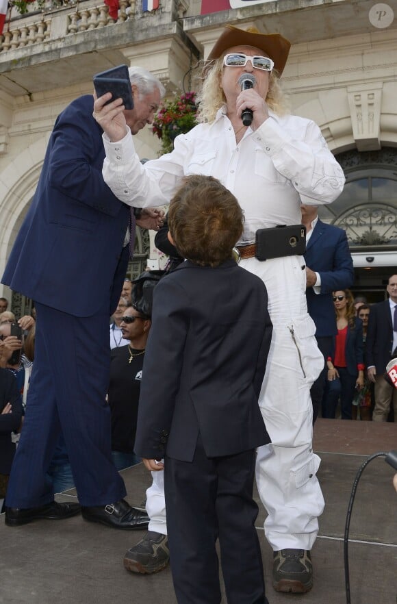 Michel Polnareff et son fils Louka à l'inauguration de la place Michel Polnareff à Montluçon le 20 juin 2015