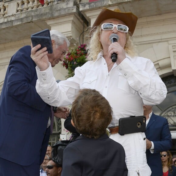 Michel Polnareff et son fils Louka à l'inauguration de la place Michel Polnareff à Montluçon le 20 juin 2015