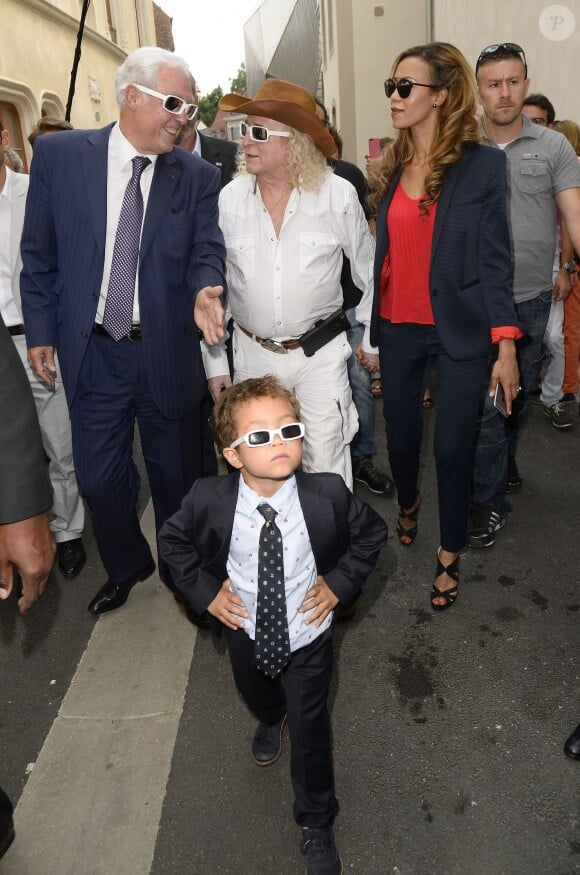 Michel et Danyellah Polnareff avec leur fils Louka à l'inauguration de la place Michel Polnareff à Montluçon le 20 juin 2015