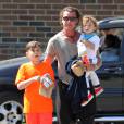 Gavin Rossdale emmène ses enfants Kingston, Zuma et Apollo au parc à Los Angeles le 12 Mars 2016.