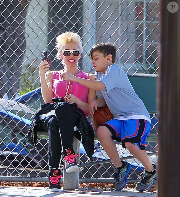 Blake Shelton dépose sa petite amie Gwen Stefani et ses fils Kingston, Zuma et Apollo dans un parc à Los Angeles, le 8 février 2016 © CPA/Bestimage