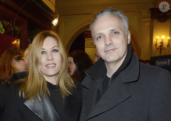 Mathilde Seigner et son compagnon Mathieu Petit à la générale de la pièce "La porte à côté" au Théâtre Édouard VII à Paris le 10 fevrier 2014