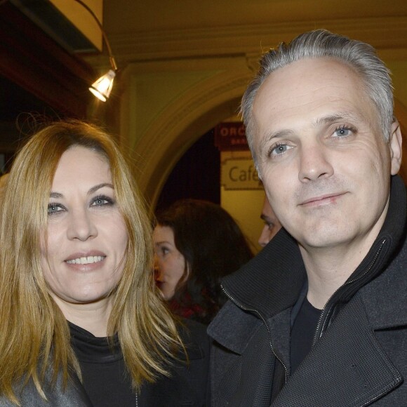 Mathilde Seigner et son compagnon Mathieu Petit à la générale de la pièce "La porte à côté" au Théâtre Édouard VII à Paris le 10 fevrier 2014