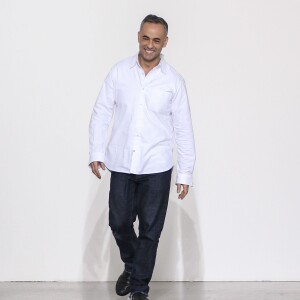 Le designer Francisco Costa au Défilé Calvin Klein collection prêt-à-porter Automne-hiver 2016-2017 lors de la fashion week à New York, le 18 février 2016.