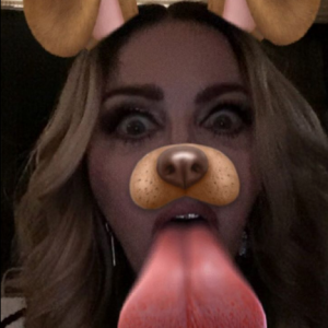 Madonna s'amuse sur Snapchat alors qu'elle a organisé une soirée chez elle pour son fils Rocco et ses amis avec qui elle vient de se réconcilier.