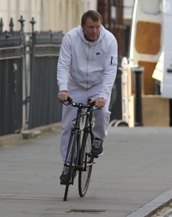 Guy Ritchie fait du vélo dans les rues de Londres, le 13 avril 2016