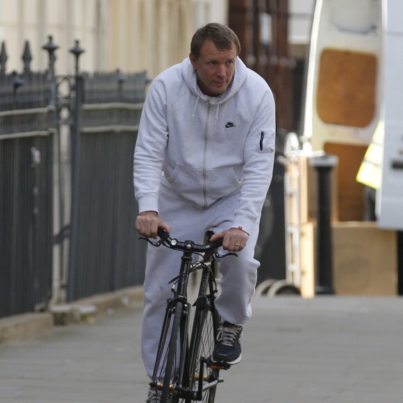 Guy Ritchie fait du vélo dans les rues de Londres, le 13 avril 2016