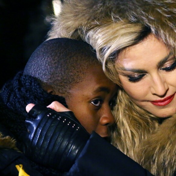 Exclusif - Madonna se recueille avec son fils David Banda sur la place de la République vers 1h00 du matin après son concert à l'AccorHotels Arena (Bercy) à Paris le 9 décembre 2015.