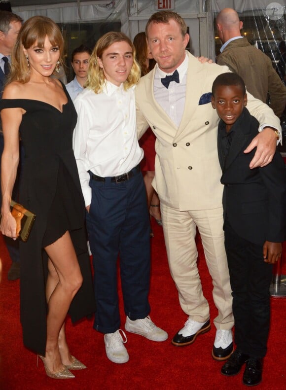 Guy Ritchie, ses enfants Rocco et David Banda (dont la mère est Madonna), et sa femme Jacqui Ainsley à l' Avant-première du film "The Man From U.N.C.L.E." au Ziegfeld Theatre à New York, le 10 août 2015.
