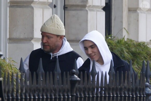 Guy Ritchie et son fils Rocco à Londres, le 12 mars 2016